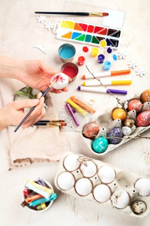 Téléchargez les photos : Peinture d'oeufs de Pâques bricolage. Vacances et créativité. Concept de tradition. - en image libre de droit