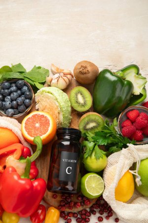 Foto de Productos ricos en vitamina C. Concepto de alimentos saludables. Vista superior, espacio de copia - Imagen libre de derechos
