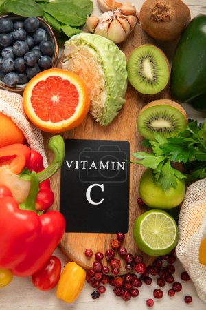 Foto de Productos ricos en vitamina C. Concepto de alimentos saludables. Vista superior - Imagen libre de derechos