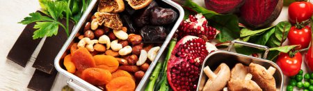 Foto de Comida vegana rica en hierro. Alimentación saludable. Verduras, frutas y frutos secos. Copiar espacio - Imagen libre de derechos