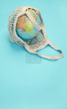 Téléchargez les photos : Globe sur fond bleu. Protection de l'environnement. Vue du dessus, espace de copie - en image libre de droit