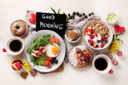 Foto de Desayuno saludable con avena, bayas, huevo, tocino y una taza de café. Buenos días. Vista superior - Imagen libre de derechos