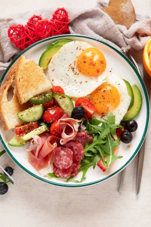 Téléchargez les photos : Petit déjeuner sain avec flocons d'avoine, baies, œufs, bacon et une tasse de café. Bonjour. Bonjour. Vue du dessus - en image libre de droit