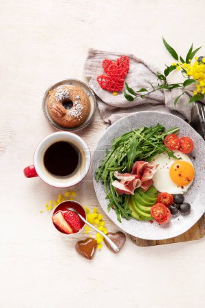 Foto de Desayuno saludable con avena, bayas, huevo, tocino y una taza de café. Buenos días. Vista superior - Imagen libre de derechos