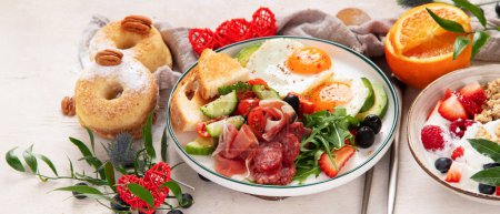 Téléchargez les photos : Petit déjeuner sain avec flocons d'avoine, baies, œufs, bacon et une tasse de café. Bonjour. Bonjour. Bannière - en image libre de droit