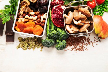 Téléchargez les photos : Alimentation végétalienne riche en fer. Une saine alimentation. Légumes, fruits et noix. Vue du dessus, espace de copie - en image libre de droit