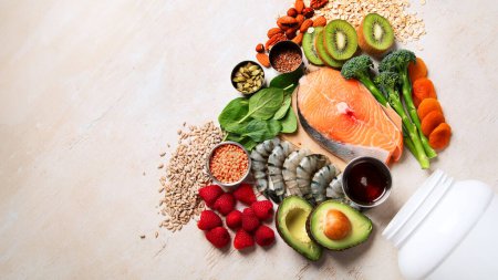 Téléchargez les photos : Ensemble d'aliments riches en vitamine E. Concept de santé. Vue du dessus, espace de copie - en image libre de droit