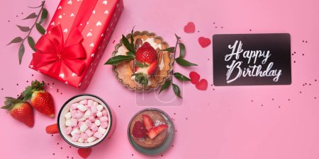 Foto de Fondo rosa festivo con cupcake, fresas, chocolates, bebida caliente. Celebración de cumpleaños. Vista superior, banner - Imagen libre de derechos