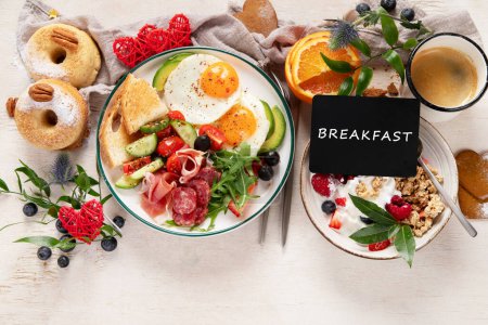 Foto de Desayuno saludable con avena, bayas, huevo, tocino y una taza de café. Buenos días. Vista superior, espacio de copia - Imagen libre de derechos