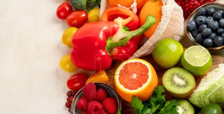 Foto de Productos ricos en vitamina C. Concepto de alimentos saludables. Vista superior, espacio de copia - Imagen libre de derechos