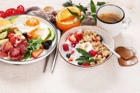 Foto de Desayuno saludable con avena, bayas, huevo, tocino y una taza de café. Buenos días. Copiar espacio - Imagen libre de derechos