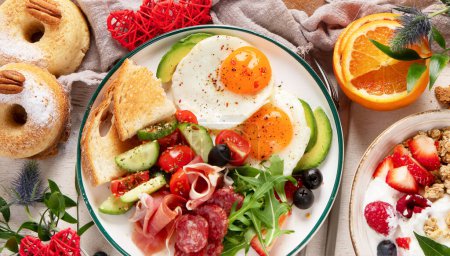 Gesundes Frühstück mit Haferflocken, Beeren, Ei, Speck und einer Tasse Kaffee. Guten Morgen. Ansicht von oben, Kopierraum