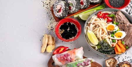 Téléchargez les photos : Divers plats asiatiques. Ensemble de cuisine japonaise. Vue supérieure avec espace de copie - en image libre de droit