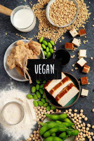 Foto de Productos de soja sobre fondo negro. Comida vegana saludable. Vista superior - Imagen libre de derechos