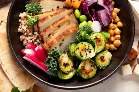 Foto de Comida vegana sobre fondo de madera. Almuerzo saludable y sabroso. Vista superior - Imagen libre de derechos