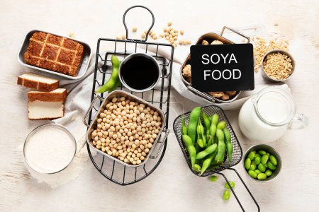 Téléchargez les photos : Divers produits à base de soja avec soja, tofu, sauce soja et lait de soja sur un fond clair. Vue du dessus - en image libre de droit