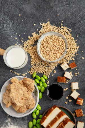 Foto de Productos de soja sobre fondo negro. Comida vegana saludable. Vista superior - Imagen libre de derechos