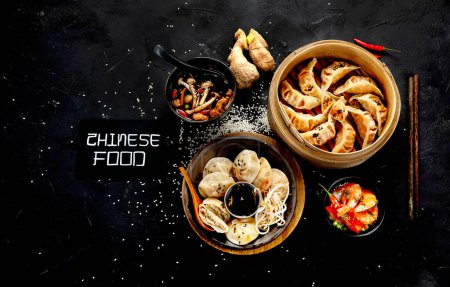 Foto de Albóndigas chinas, salsa de soja, champiñones sobre fondo oscuro. concepto tradicional de comida asiática. Vista superior - Imagen libre de derechos