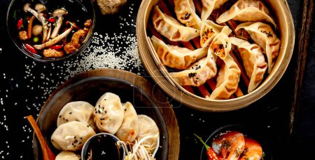 Foto de Albóndigas chinas, salsa de soja, champiñones sobre fondo oscuro. concepto tradicional de comida asiática. Vista superior, banner - Imagen libre de derechos