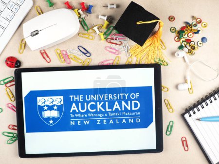 Foto de En esta ilustración de la foto, el logotipo de la Universidad de Auckland se muestra en una tableta. - Imagen libre de derechos