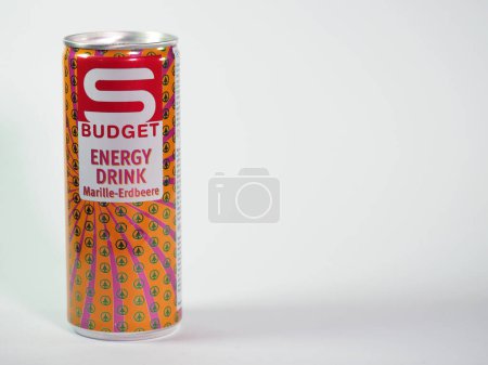Téléchargez les photos : Cette illustration montre une canette de boisson énergétique C Budget, produite en Slovénie, sur fond blanc.. - en image libre de droit