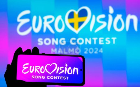 Téléchargez les photos : Allemagne - 4 avril 2024 : IDans cette illustration photo, le logo du Concours Eurovision de la chanson 2024 affiché sur un smartphone - en image libre de droit