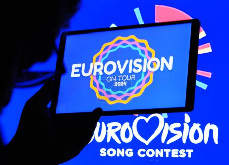 Téléchargez les photos : Allemagne - 4 avril 2024 : IDans cette illustration photo, le logo du Concours Eurovision de la chanson 2024 affiché sur une tablette - en image libre de droit