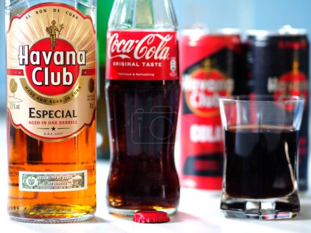 Téléchargez les photos : Allemagne - 5 avril 2024 : Sur cette photo, une bouteille de rhum spécial Havana Club Especial et Coca-Colla vue sur une table. - en image libre de droit
