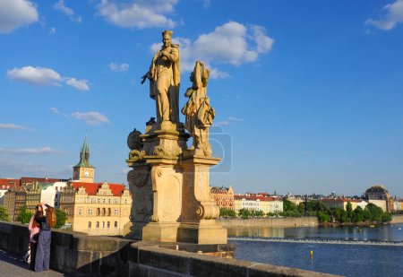 Prague, République tchèque - 10 mai 2024 : Vue isolée du monument de saint François Borgia du XVIIIe siècle avec deux anges. Charles Bridge. Moody, ciel nuageux couvert.
