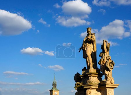 Prague, République tchèque - 10 mai 2024 : Vue isolée du monument de saint François Borgia du XVIIIe siècle avec deux anges. Charles Bridge. Moody, ciel nuageux couvert.