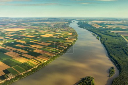 Luftaufnahme von bunten Feldern am hohen Ufer der Donau in Serbien