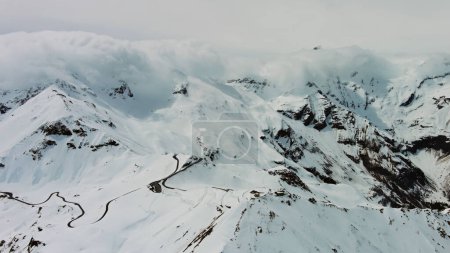 Vista aérea de Grossgloknershtrasse en la nieve. Gran carretera de alta montaña cerca del monte Grossglokner en los Alpes austríacos, 4k