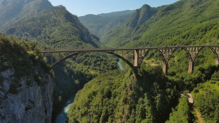 Luftaufnahme der Bogenbrücke Djurdjevica über die Tara im Norden Montenegros