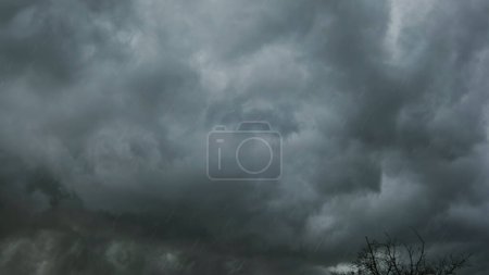Dramatische dunkle Gewitterwolken und heftige Regenfälle