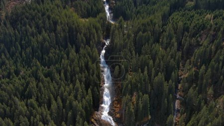Luftaufnahme der Krimmler Wasserfälle an einem sonnigen Tag. Nationalpark Hohe Tauern, Österreichische Alpen, Österreich