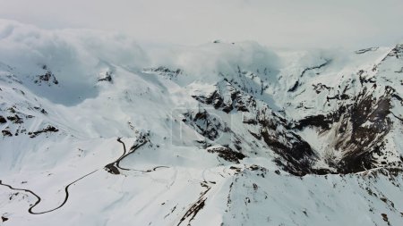 Vista aérea de Grossgloknershtrasse en la nieve. Gran carretera de alta montaña cerca del monte Grossglokner en los Alpes austríacos