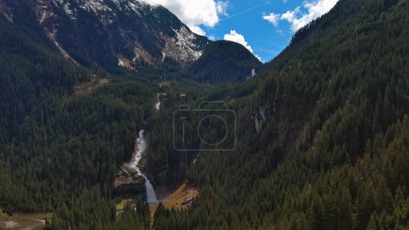Luftaufnahme der Krimmler Wasserfälle an einem sonnigen Tag. Nationalpark Hohe Tauern, Österreichische Alpen, Österreich