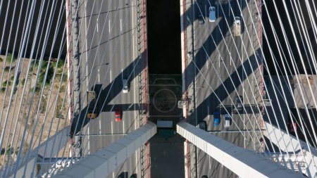 Luftaufnahme der Schrägseilbrücke mit Autos in St.Petersburg