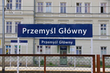 Téléchargez les photos : Przemysl Glowny, gare de Przemysl, Voïvodie de Podkarpackie, Pologne. Station dispose de 4 quais et 9 voies, peut accueillir jusqu'à 1 m de passagers par an - en image libre de droit