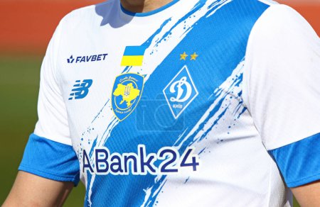 Foto de Uzhhorod, Ucrania - 12 de marzo de 2023: Acercamiento de la parte delantera de la camiseta del jugador de Dynamo Kyiv (jersey) con logotipos de equipo y patrocinadores vistos durante el juego VBET Ukrainian Premier League SC Dnipro-1 v Dynamo Kyiv - Imagen libre de derechos