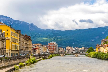 Téléchargez les photos : Isere et Grenoble, région Auvergne-Rhône-Alpes, France. Pont Marius-Gontard. Alpes montagnes sur fond - en image libre de droit