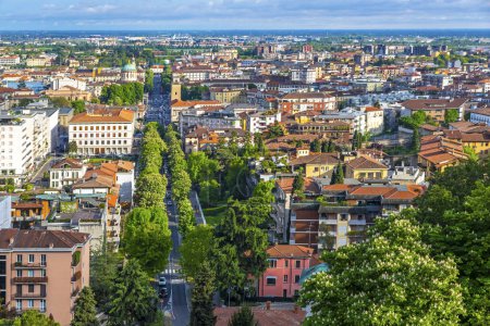 Luftaufnahme der Stadt Bergamo, Provinz Lombardei, Italien. Malerisches Skyline-Panorama der Hauptstraße von Bergamo, Viale Vittorio Emanuele II. Bergamo Bahnhof im Hintergrund