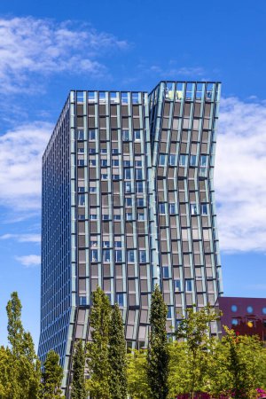 Téléchargez les photos : Dancing Towers (en allemand : Tanzende Turme ou Tango-Turme) - deux gratte-ciel de la rue Reeperbahn, à St. Pauli, Hambourg, Allemagne. Conçu par BRT Architects of Hadi Teherani, achevé en 2012 - en image libre de droit
