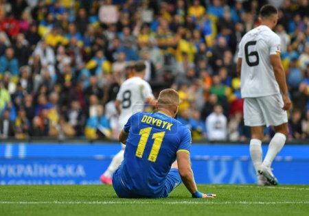 Téléchargez les photos : Prague, Tchéquie - 14 octobre 2023 : Artem Dovbyk d'Ukraine siège sur l'herbe lors du match de qualification UEFA EURO 2024 Ukraine v Makedonia du Nord à Epet Arena à Prague. L'Ukraine a gagné 2-0 - en image libre de droit