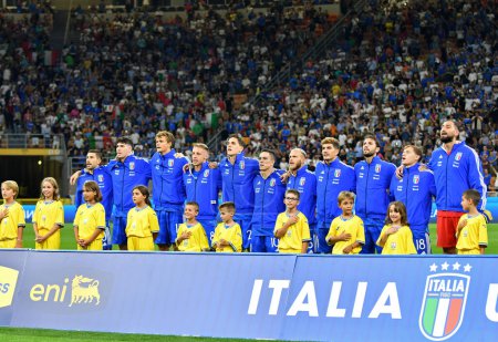 Téléchargez les photos : Milan, Italie - 11 septembre 2023 : Les joueurs de l'équipe nationale italienne écoutent l'hymne national avant le match de qualification UEFA EURO 2024 Italie v Ukraine au Stadio San Siro à Milan - en image libre de droit