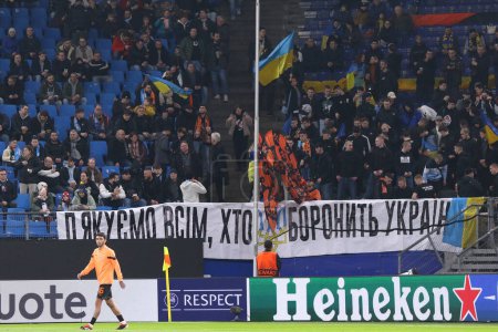 Foto de Hamburgo, Alemania - 15 de febrero de 2024: Partidarios ucranianos con pancarta "Gracias a todos los que luchan por Ucrania" en las tribunas de Volksparkstadion en Hamburgo durante el juego Shakhtar v Marsella de la UEFA Europa League - Imagen libre de derechos