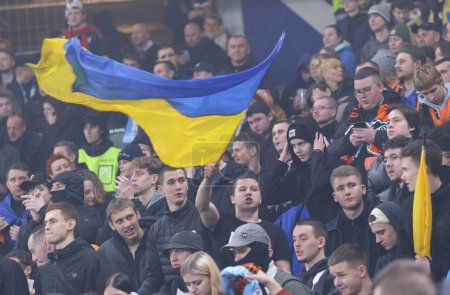 Foto de Hamburgo, Alemania - 15 de febrero de 2024: Los partidarios de Shakhtar Donetsk con bandera ucraniana muestran su apoyo a los tribunos de Volksparkstadion en Hamburgo durante el partido de la UEFA Europa League contra Marsella - Imagen libre de derechos