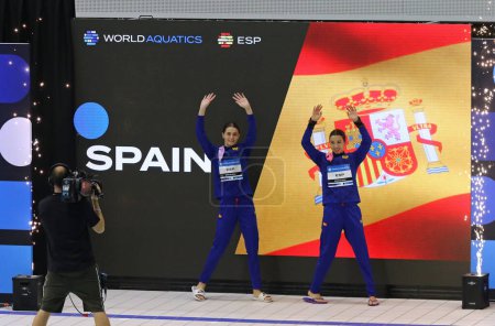 Téléchargez les photos : Berlin, Allemagne - 23 mars 2024 : Ana CARVAJAL et Valeria ANTOLINO d'Espagne saluent les fans lors de la finale de la Plateforme 10m synchronisée féminine de la Coupe du monde de plongée aquatique 2024 à Berlin - en image libre de droit