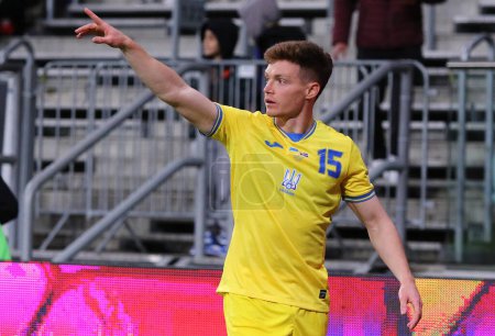 Téléchargez les photos : Wroclaw, Pologne - 26 mars 2024 : Viktor Tsygankov d'Ukraine en action lors du match éliminatoire EURO 2024 de l'UEFA contre l'Islande à l'aréna Tarczynski à Wroclaw. L'Ukraine a gagné 2-1 - en image libre de droit