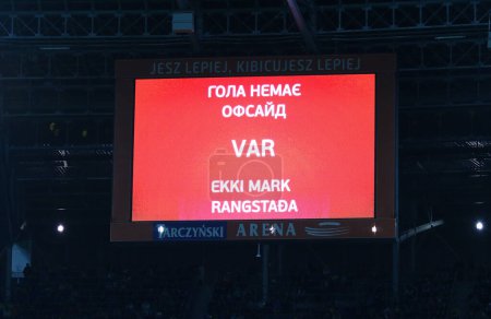 Téléchargez les photos : Wroclaw, Pologne - mars 26, 2024 : Message du but VAR annulé (sur l'ukrainien et l'islandais) vu sur le tableau de bord électronique de l'aréna Tarczynski lors du match éliminatoire UEFA EURO 2024 Ukraine v Islande - en image libre de droit